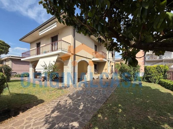 casa indipendente in vendita a Rezzato in zona Virle