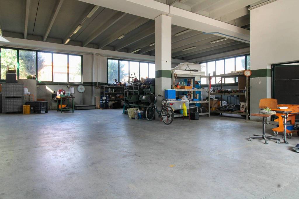 locale commerciale in vendita a Roccafranca in zona Ludriano