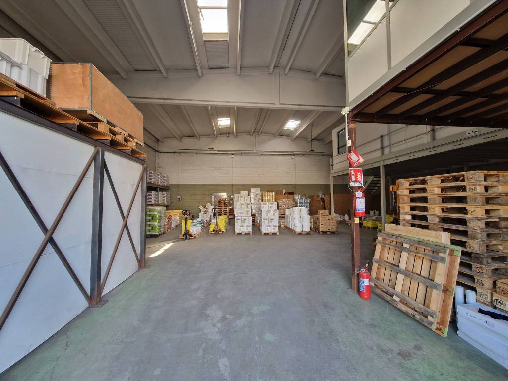 locale commerciale in vendita a Rodengo Saiano in zona Moie