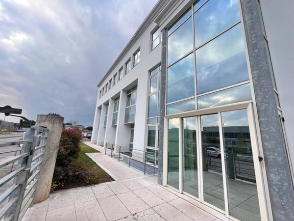 locale commerciale in vendita a Rodengo Saiano