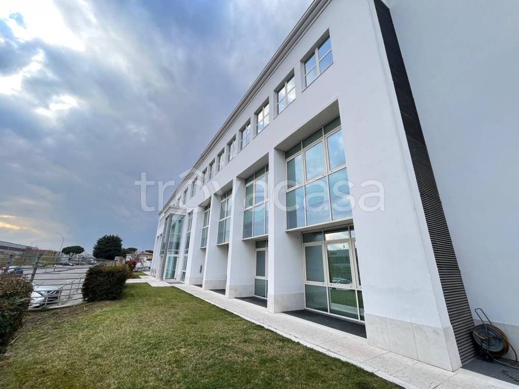locale commerciale in vendita a Rodengo Saiano