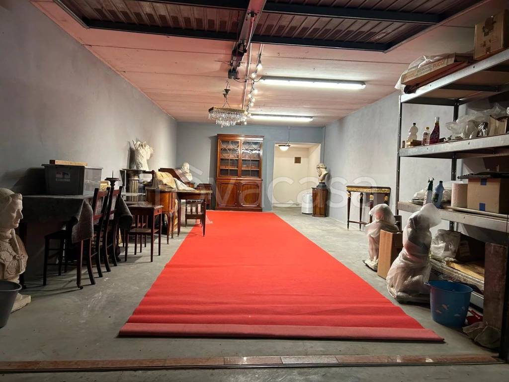 locale di sgombero in vendita a Roè Volciano