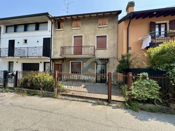 casa indipendente in vendita a Roè Volciano