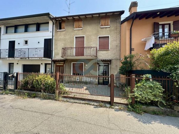 casa indipendente in vendita a Roè Volciano
