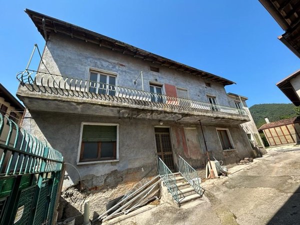 casale in vendita a Roè Volciano in zona Gazzane