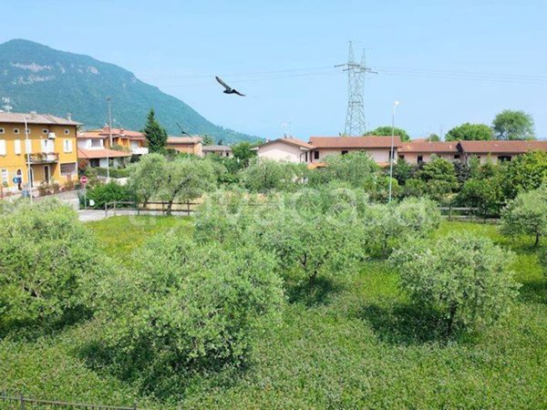 locale commerciale in vendita a Roè Volciano