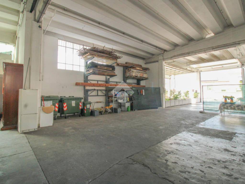 locale commerciale in vendita a Rovato