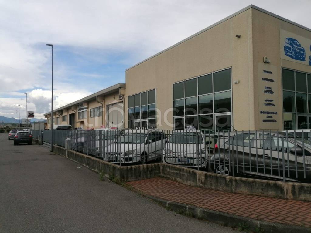 locale commerciale in vendita a Rovato