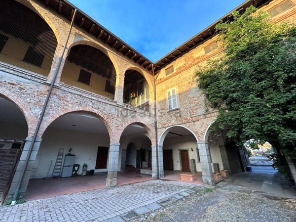 appartamento in vendita a Rovato in zona Sant'Anna