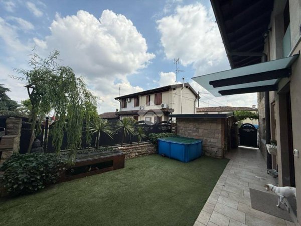 casa indipendente in vendita a Rovato in zona San Giorgio