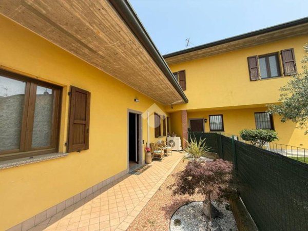 casa indipendente in vendita a Rovato in zona Sant'Andrea