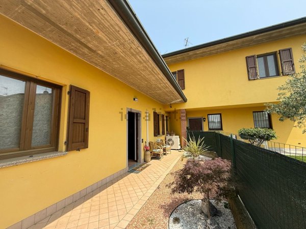 casa indipendente in vendita a Rovato in zona Sant'Andrea