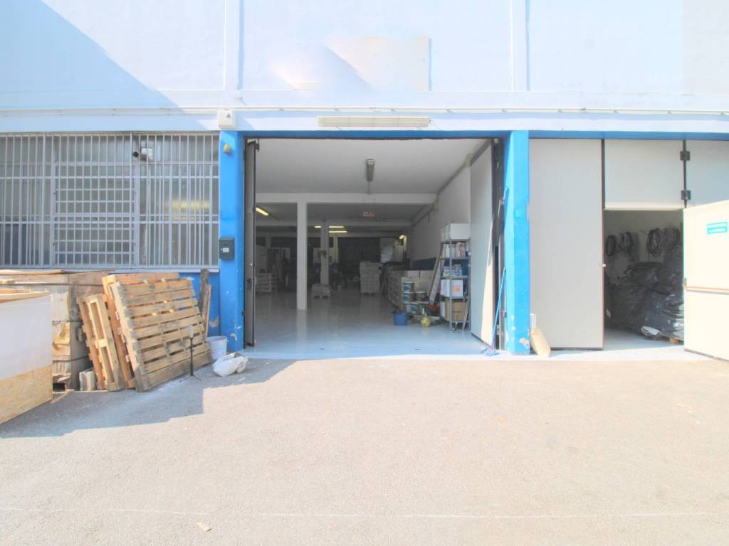 locale commerciale in vendita a Rovato