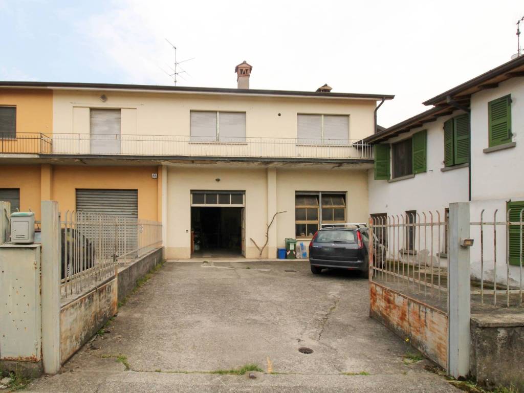 locale commerciale in vendita a Rovato in zona San Giorgio