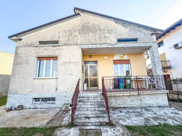 casa indipendente in vendita a Rovato in zona Lodetto