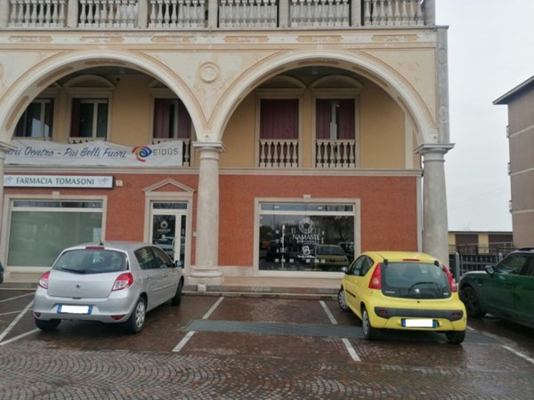 negozio in vendita a Rovato