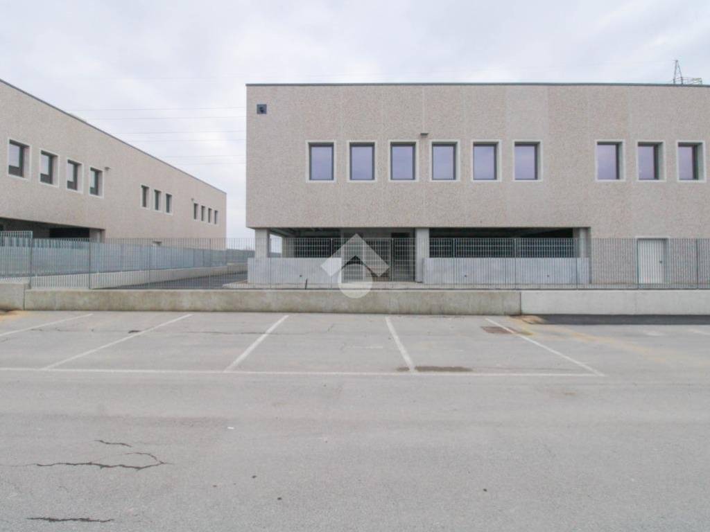 locale commerciale in vendita a Rovato