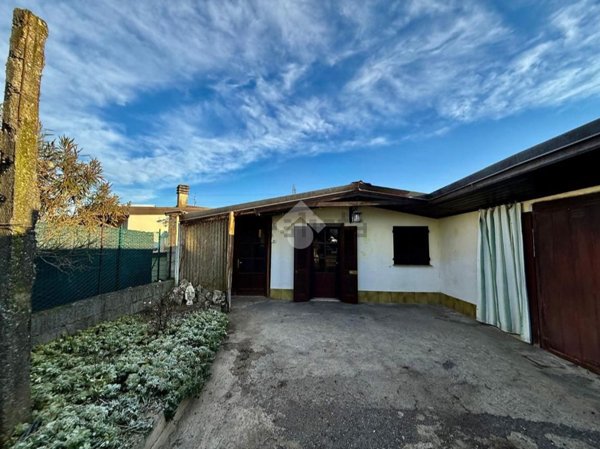 casa indipendente in vendita a Rovato in zona Sant'Anna