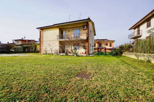 casa indipendente in vendita a Rovato in zona Sant'Andrea