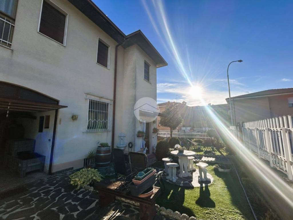 casa indipendente in vendita a Rovato