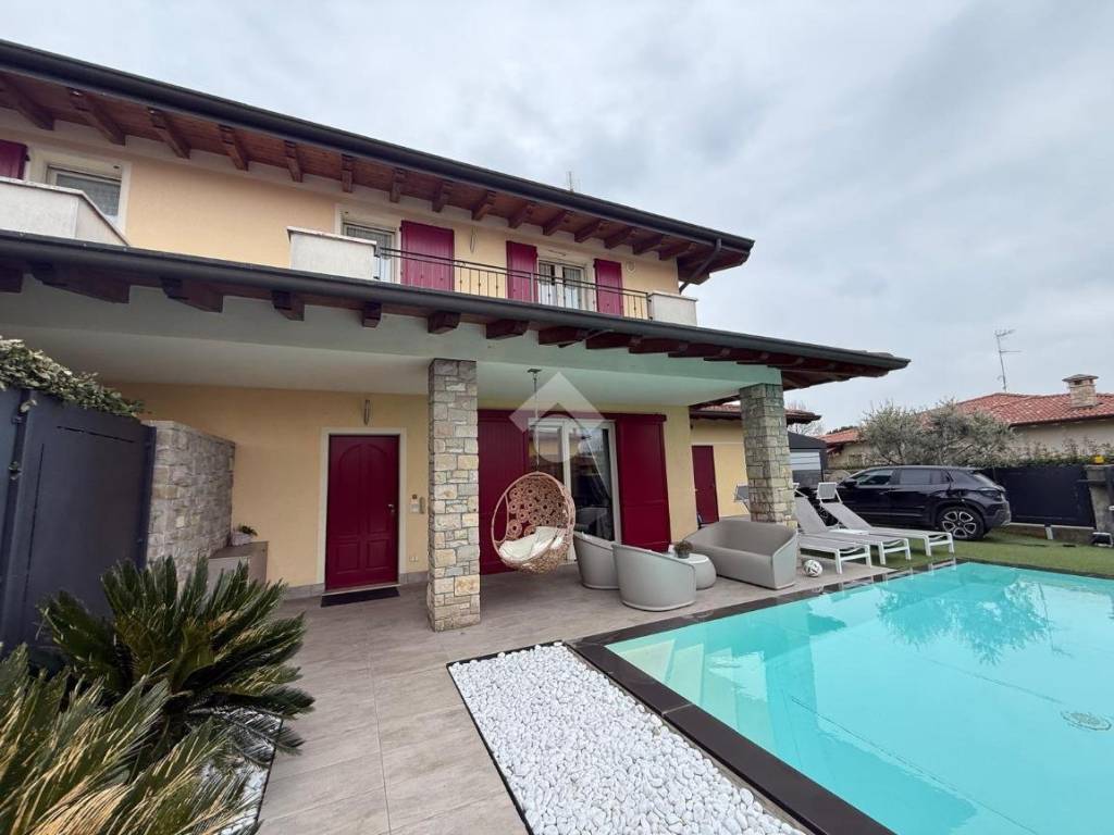 casa indipendente in vendita a Rovato in zona Duomo