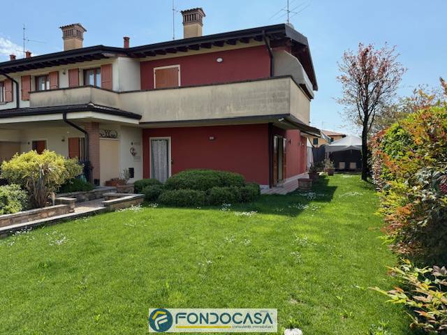 casa indipendente in vendita a Rovato in zona Sant'Andrea