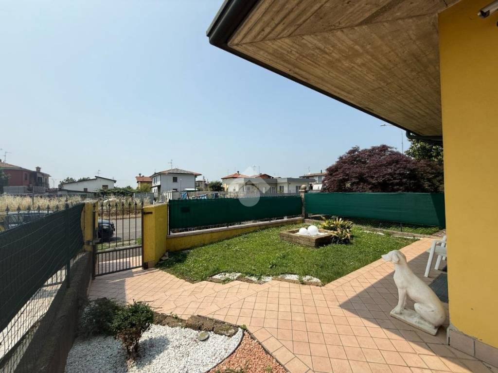 casa indipendente in vendita a Rovato in zona Sant'Andrea