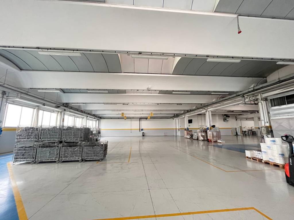 locale commerciale in vendita a Rovato