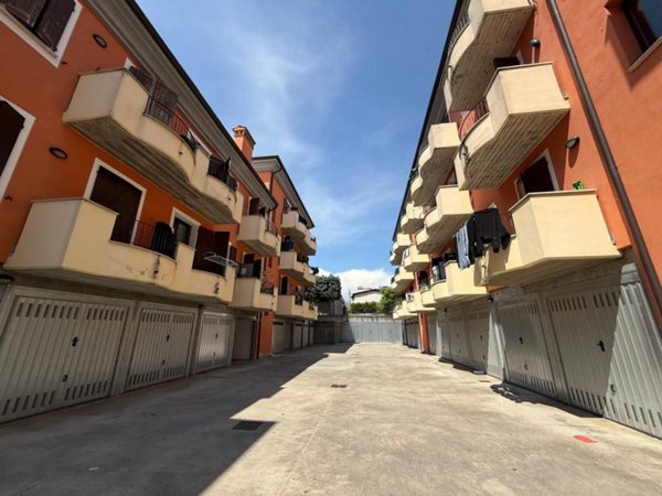 locale di sgombero in vendita a Rovato in zona Sant'Andrea