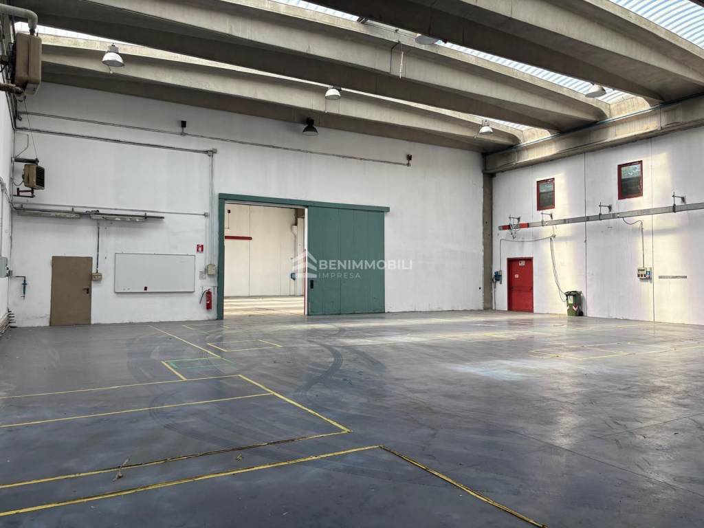 locale commerciale in vendita a Rovato in zona Sant'Andrea