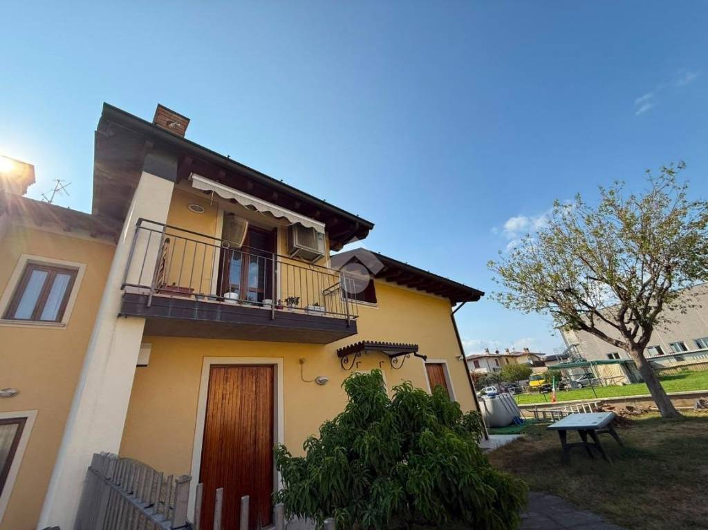 appartamento in vendita a Rovato in zona Lodetto