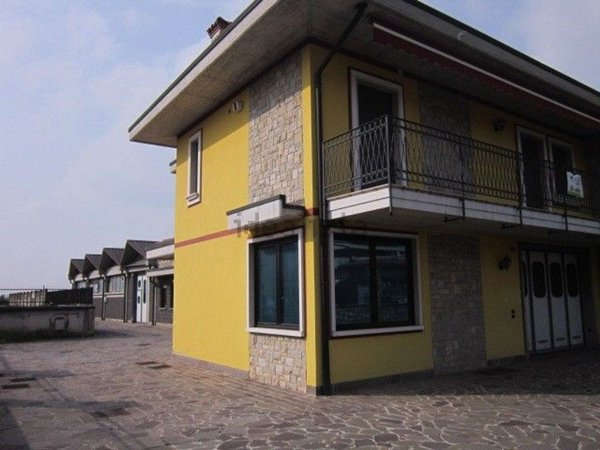 locale commerciale in vendita a Rovato in zona Lodetto