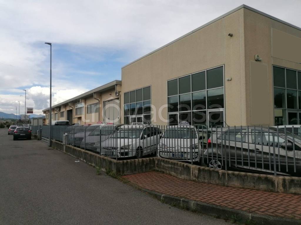 locale commerciale in vendita a Rovato