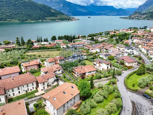 casa indipendente in vendita a Sale Marasino