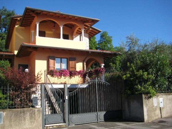 casa indipendente in vendita a Salò in zona Villa