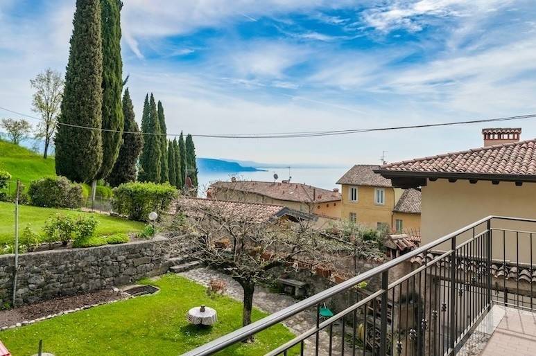 casa indipendente in vendita a Salò in zona Villa