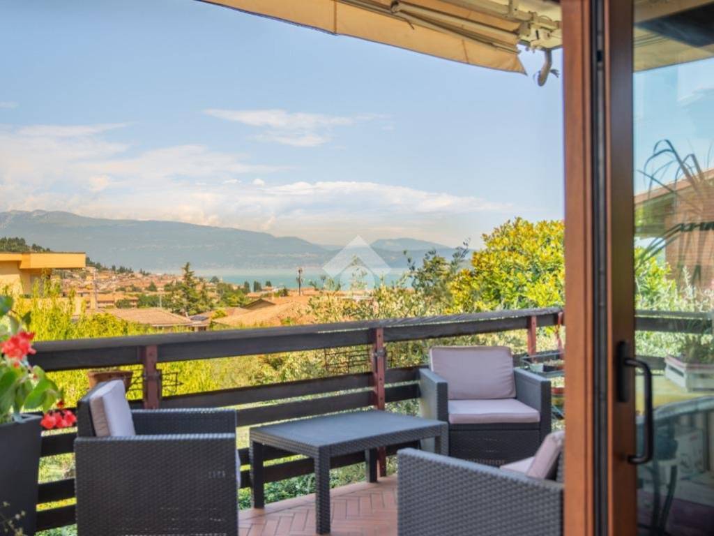 casa indipendente in vendita a Salò in zona Villa