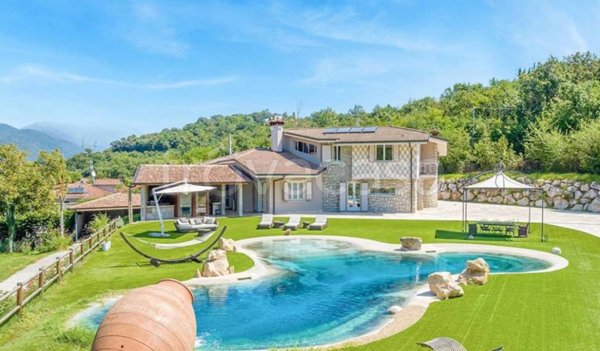 casa indipendente in vendita a Salò in zona Villa