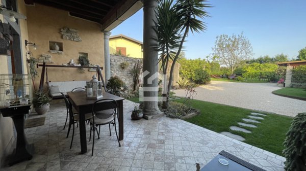 casa indipendente in vendita a Salò in zona Villa