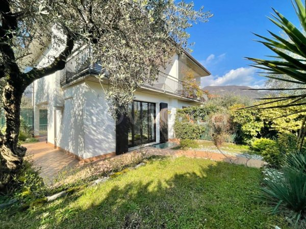 casa indipendente in vendita a Salò in zona Villa