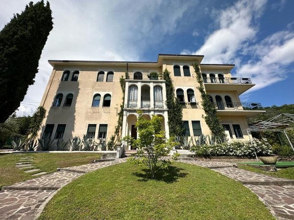 casa indipendente in vendita a Salò in zona Villa