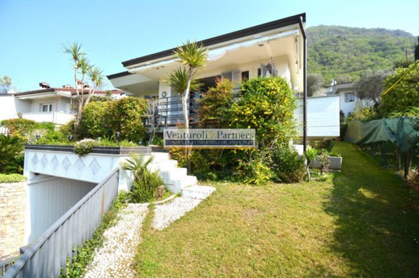 casa indipendente in vendita a Salò in zona Villa