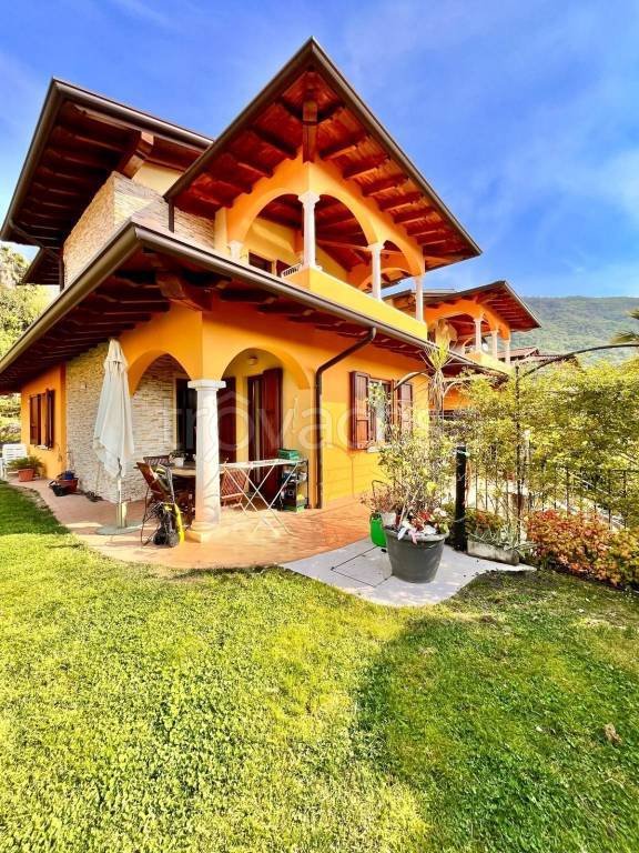 casa indipendente in vendita a Salò in zona Villa