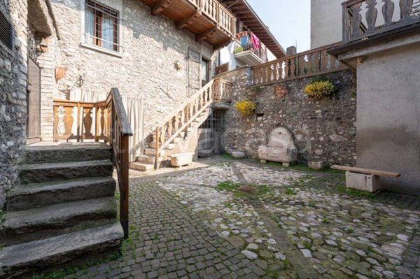 casa indipendente in vendita a Salò in zona Villa