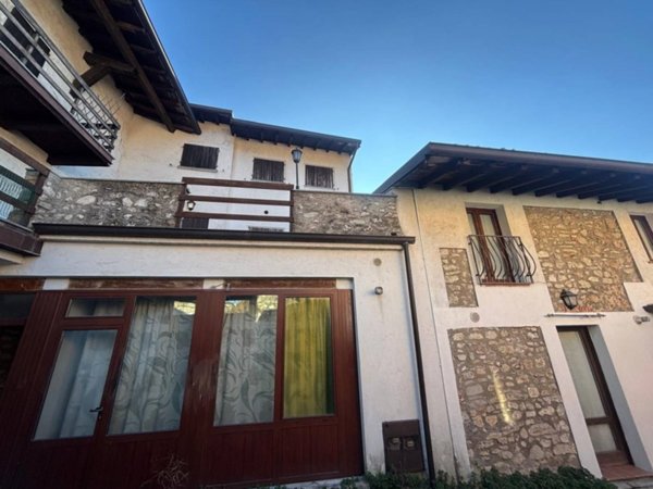casa indipendente in vendita a Salò in zona Renzano