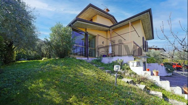 casa indipendente in vendita a Salò in zona Villa