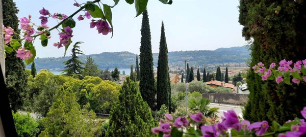 casa indipendente in vendita a Salò in zona Villa