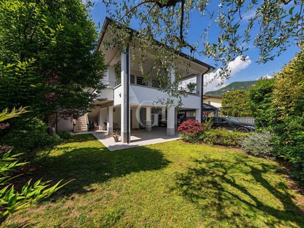 casa indipendente in vendita a Salò in zona Villa
