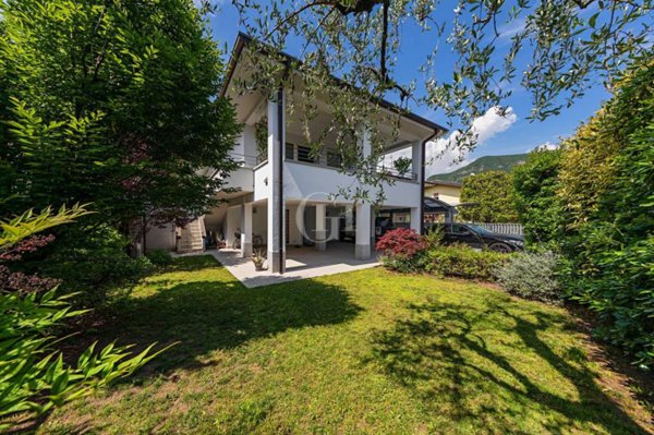 casa indipendente in vendita a Salò in zona Villa