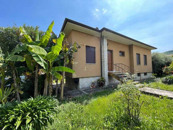 casa indipendente in vendita a Salò in zona Villa